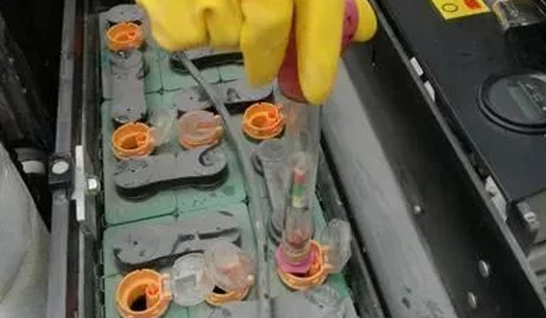 90%的人竟然不知路，叉车蓄电池要加水？